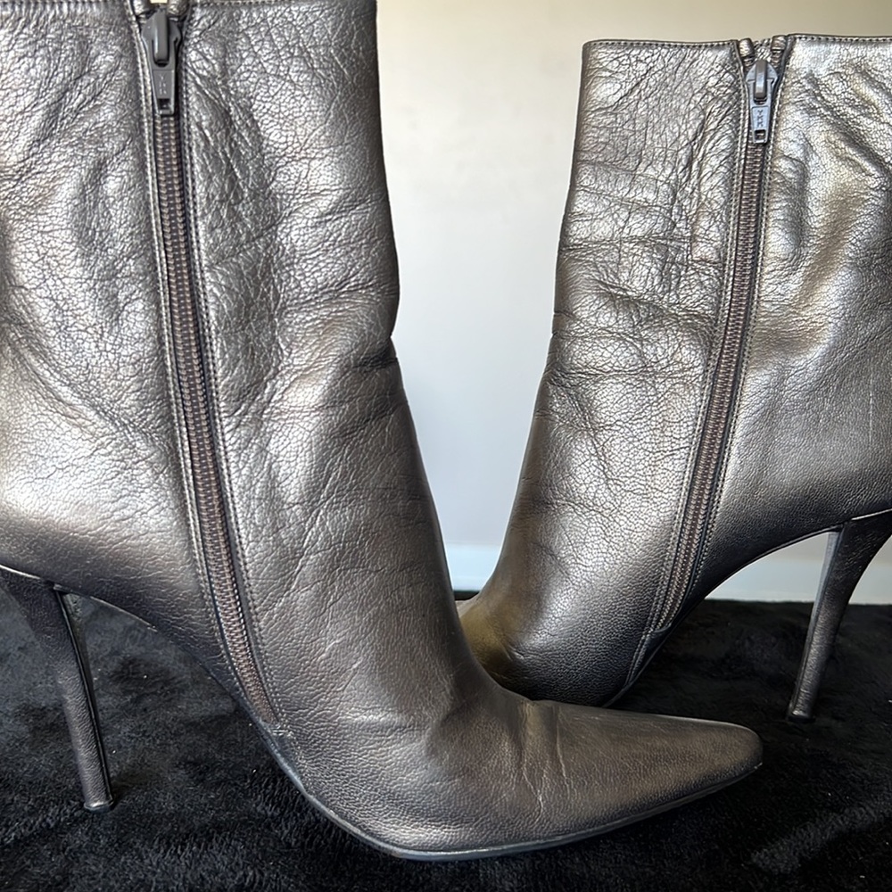 Stuart Weitzman - Picture 6 of 7